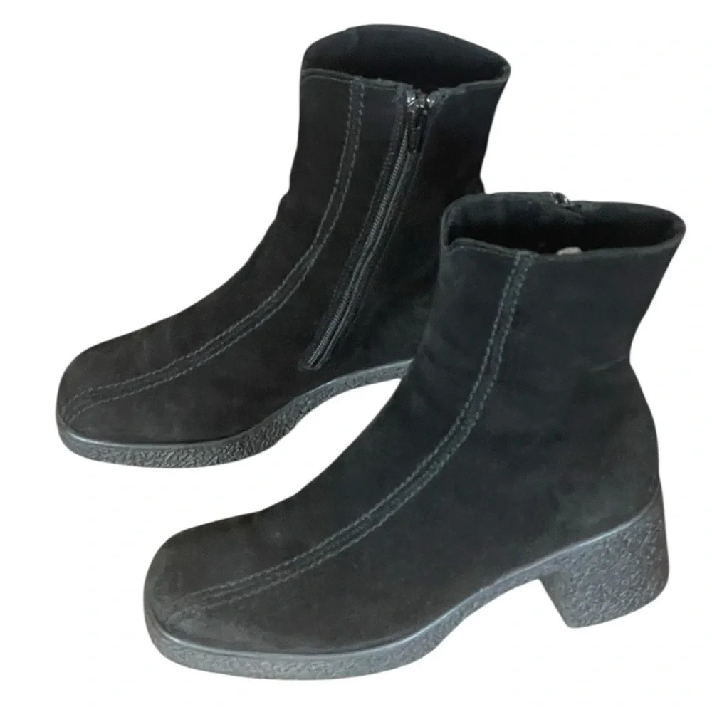 La Canadienne Elizabeth wedge heeled suede boots. Size 6 1/2. GUC